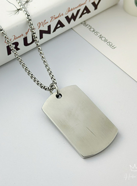 不撞款潮流穿搭配饰个性天使之翼方牌项链男小众嘻哈钛钢骷髅挂链