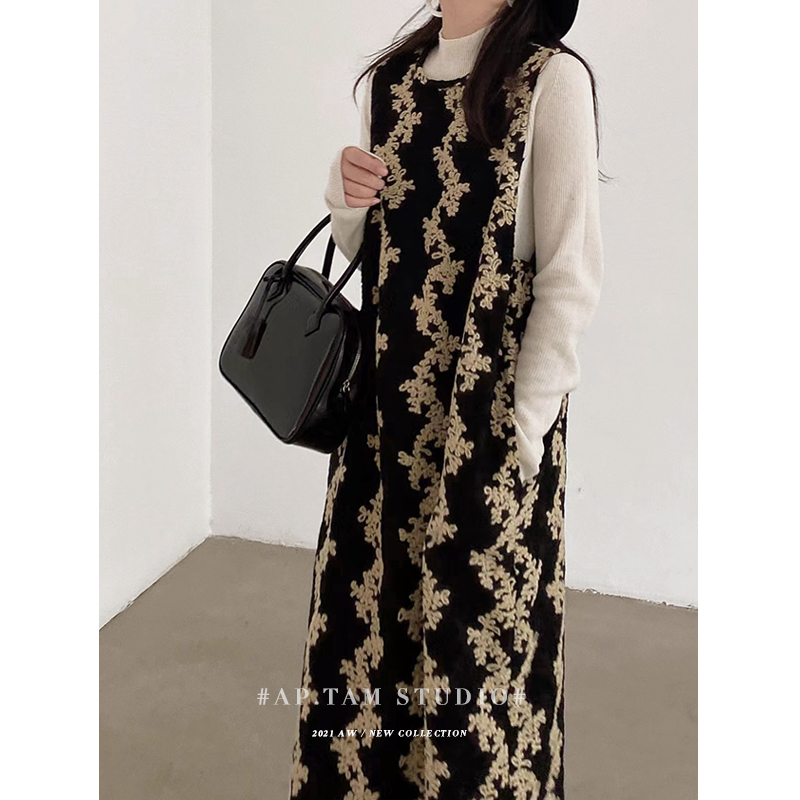 谭烟米 冬毛毡古典针织提花宽松直筒连衣裙赫本风刺绣无袖背心裙 - 图1