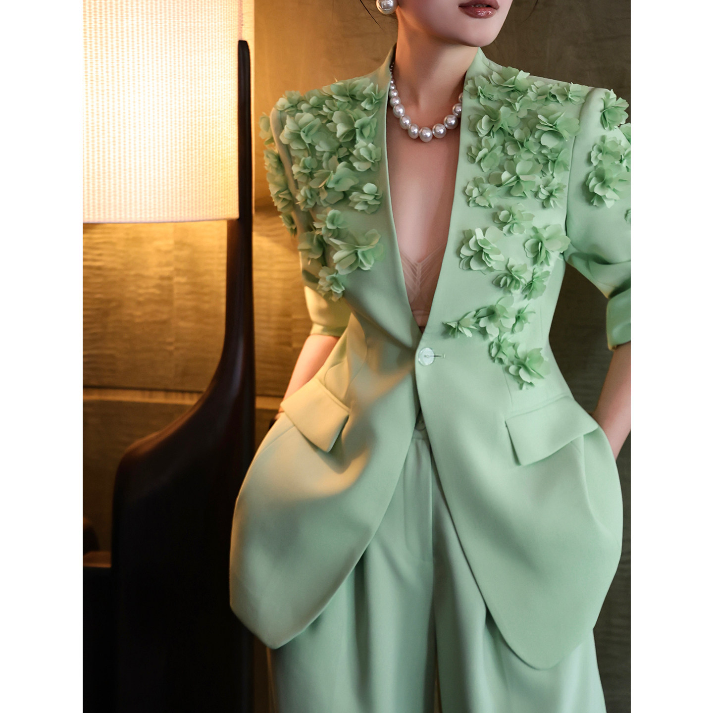 2025年秋季新款时尚气质女装设计感花瓣西装阔腿裤套装OL两件套潮,淘宝优惠券,粉丝福利购,淘宝优惠卷