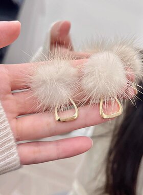 秋冬流苏热销白色毛绒耳饰品耳钉女小众设计感耳环复古高级气质