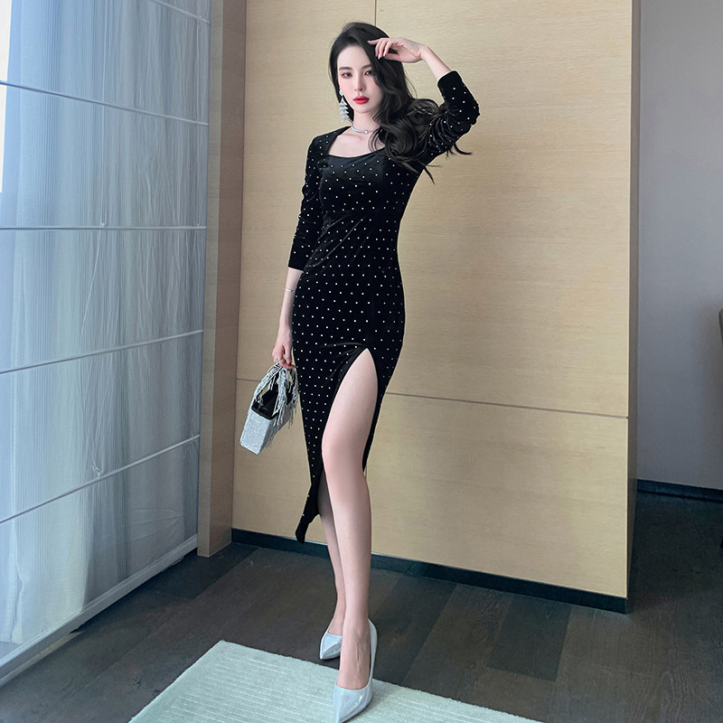 黑色礼服晚宴年会小礼裙轻奢高级感设计小众钉珠高开叉丝绒连衣裙