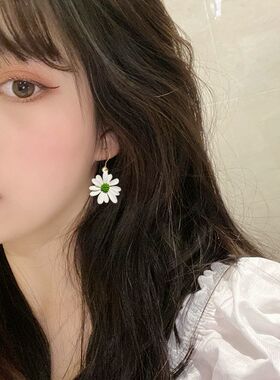 不对称雏菊花朵耳环2026新款爆款独特韩国气质耳坠女网红百搭耳饰