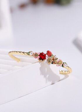 四季浆果系列草莓花苞黄蜜蜂开口