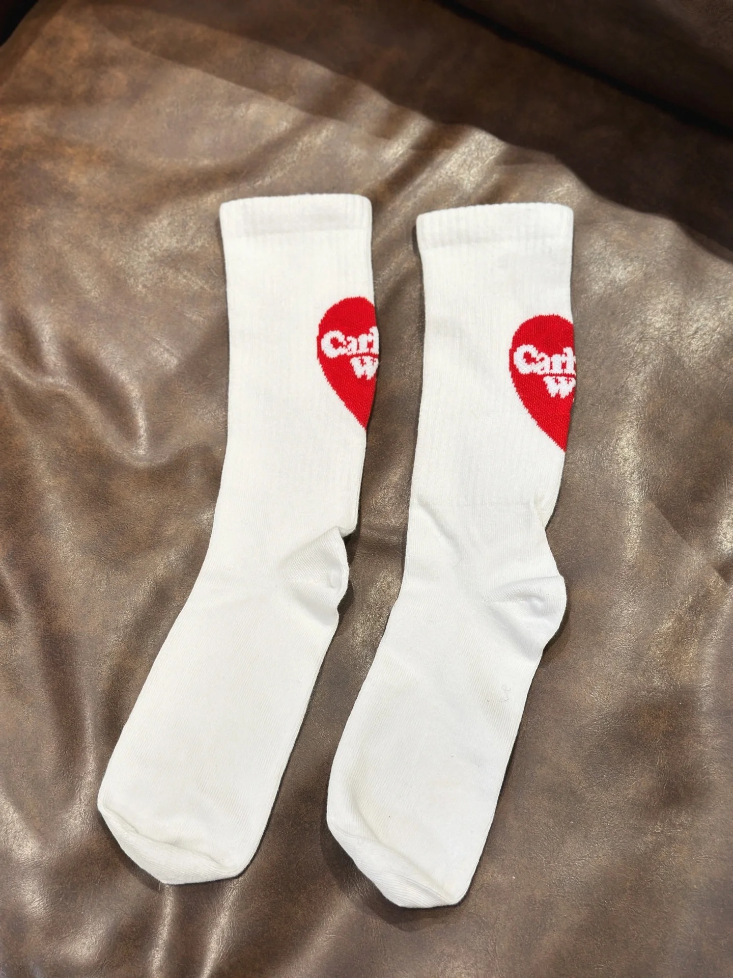 现货Crht Heart Socks卡哈特男女爱心logo字母提花纯棉中筒袜黑白 - 图1