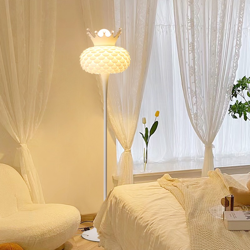 网红皇冠落地灯卧室公主简约现代立式灯温馨浪漫客厅装饰氛围灯