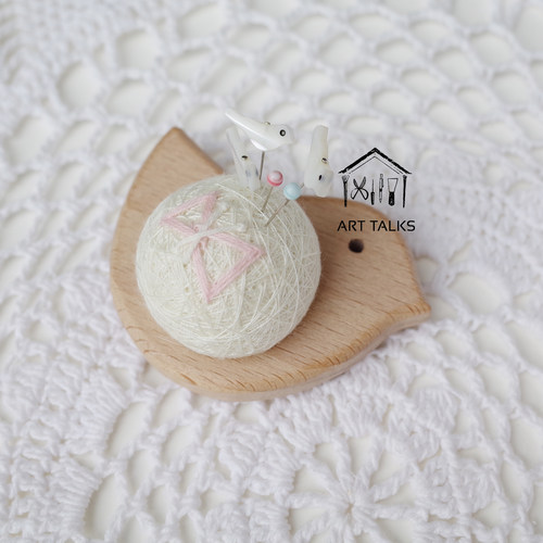 手鞠球针插底座| 日式原木风超可爱素球 刺绣 羊毛毡 手工插底座 - 图0