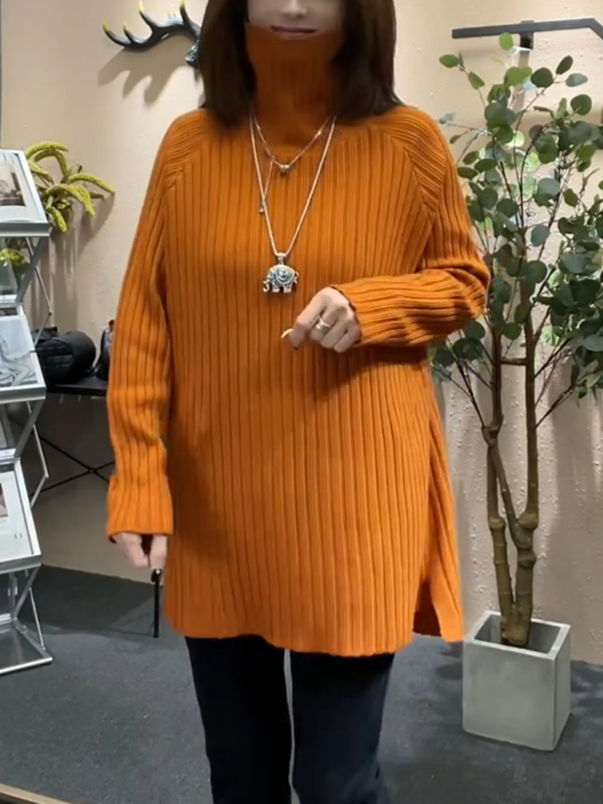 欧货2025秋冬新款高领套头纯色宽松开叉前短后长针织衫打底毛衣女 - 图1