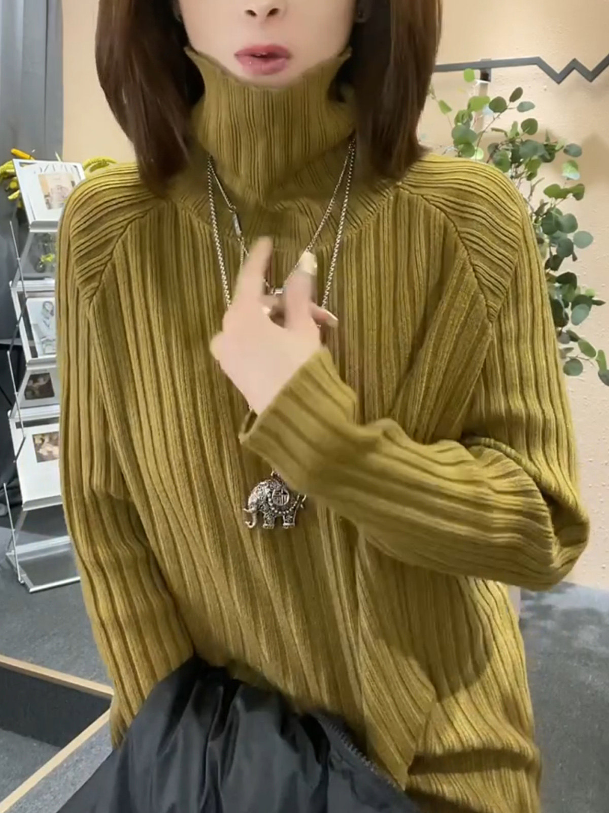 欧货2025秋冬新款高领套头纯色宽松开叉前短后长针织衫打底毛衣女 - 图2