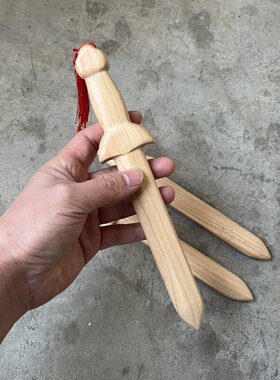 桃木剑挂件木雕婴儿小短剑一体无漆实木剑儿童玩具宝剑随身手工
