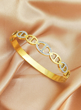 高保色钛钢镂空镶钻猪鼻手镯女