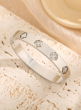 四叶草镀18K金钛钢镂空手镯