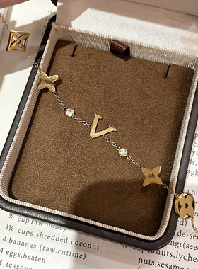 金色钛钢镂空四叶草手链百搭