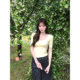 Chestnut Xixi ເສື້ອຍືດແຂນຍາວ U-neck ຫ້າສ່ວນສີ່ຂອງຄວາມງາມສີເຫຼືອງສໍາລັບແມ່ຍິງລະດູຮ້ອນ versatile slim mid-sleeve ຂວາເທິງບ່າ