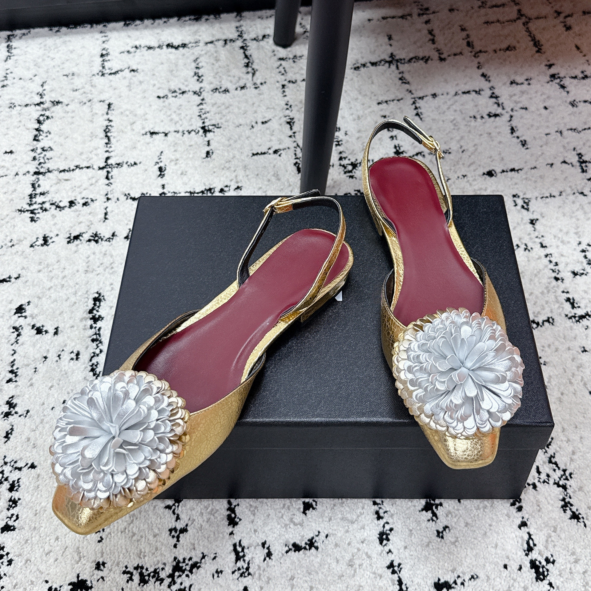 法式小香风方头花朵包头凉鞋女2026春夏新款真皮气质百搭平底单鞋,淘宝优惠券,粉丝福利购,淘宝优惠卷