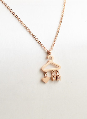 有钻小衣架钛钢玫瑰金吊坠锁骨链