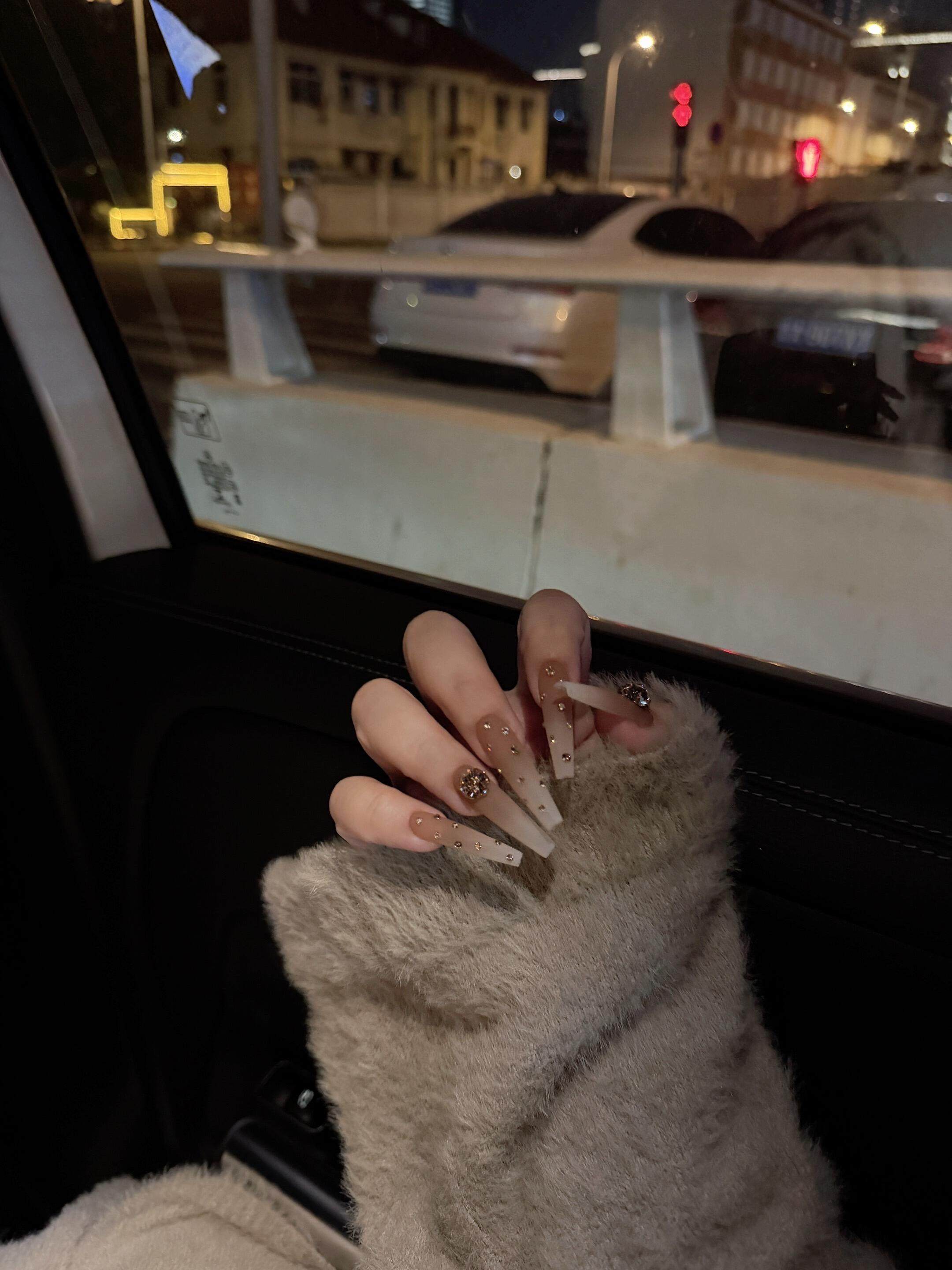 秋冬款焦糖渐变磨砂哑光碎钻手工穿戴甲中长款美甲裸色显白高级感,淘宝优惠券,粉丝福利购,淘宝优惠卷