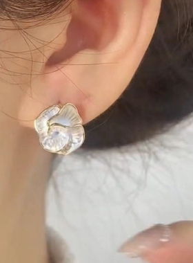 简约小众轻奢白色山茶花朵耳钉女