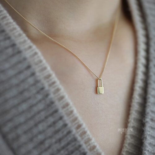 9K金 店主自留 小金锁小挂坠 光面法式素金百搭挂坠 精致日系吊坠 - 图0