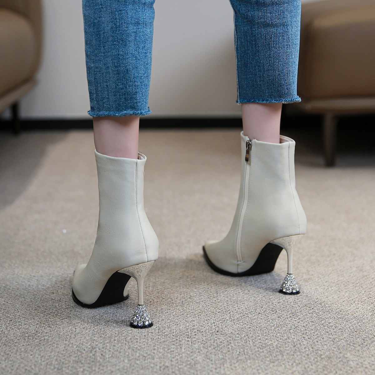 米色短靴女2025春秋新款时装靴高跟瘦瘦靴皮面尖头水钻酒杯跟百搭,淘宝优惠券,粉丝福利购,淘宝优惠卷