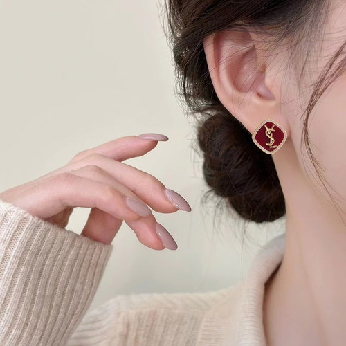红色菱形字母小香风耳钉轻奢高级感气质大气复古耳环秋冬女士耳饰 - 图1