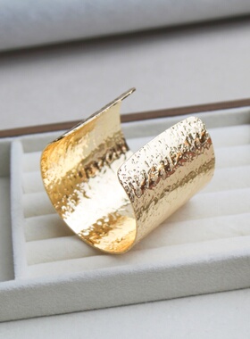 新款金色宽版开口锤纹手镯女款