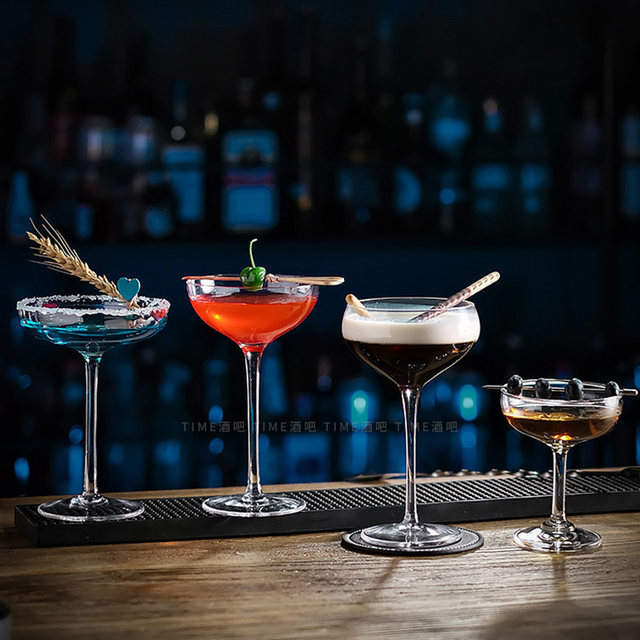 Cocktail ແກ້ວອິນເຕີເນັດສະເຫຼີມສະຫຼອງປະສົມປະສານທີ່ກໍານົດໄວ້ martini