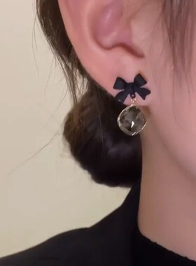 奥特莱斯清仓黑色蝴蝶结耳钉