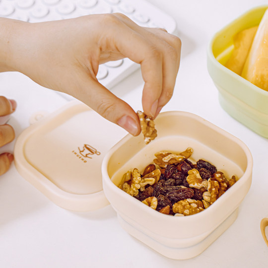 Tree-friendly silicone foldable square bowl