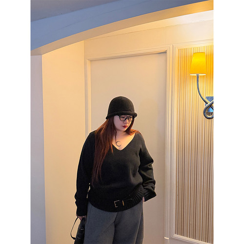 铅笔小鑫大码女装慵懒松弛V领软糯羊毛皮带搭配针织上衣 - 图0