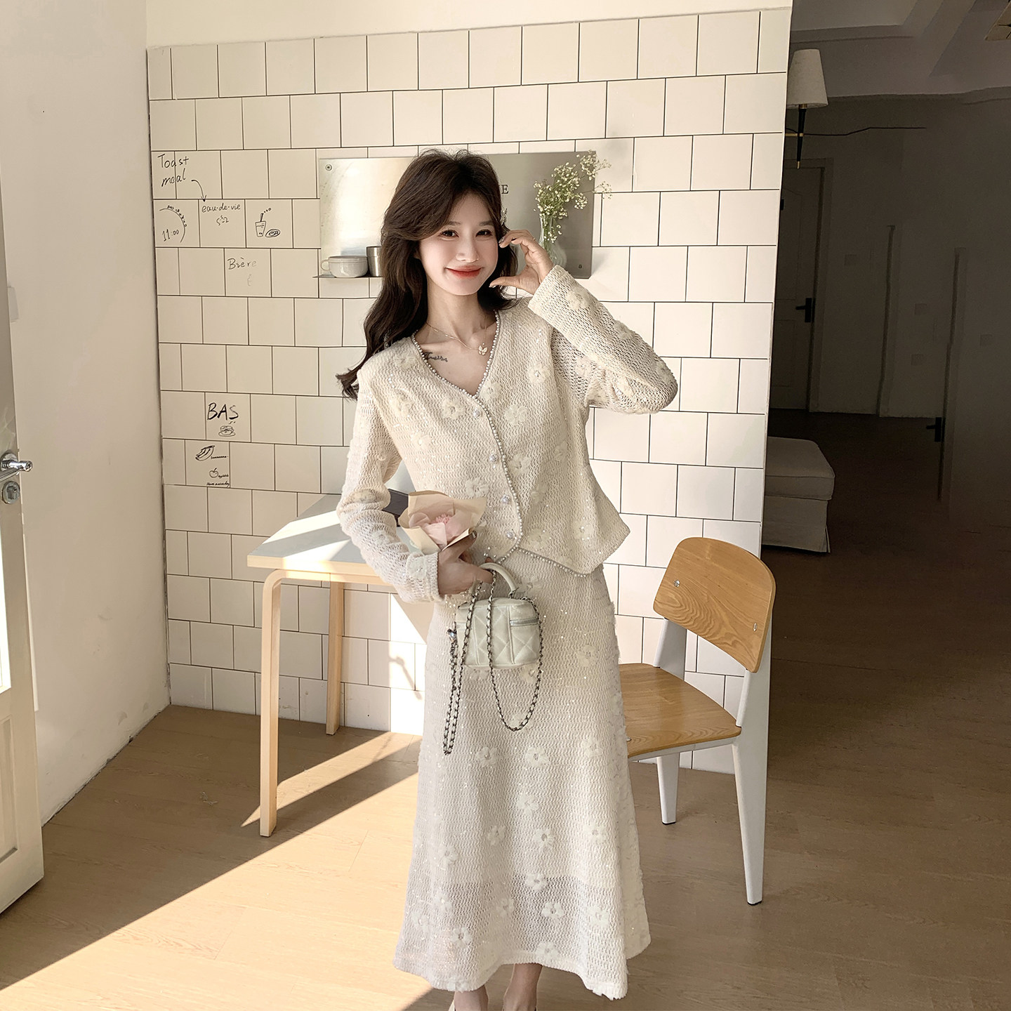 法式超仙甜美蕾丝碎花V领上衣套装裙女春季2026新款米白色两件套,淘宝优惠券,粉丝福利购,淘宝优惠卷