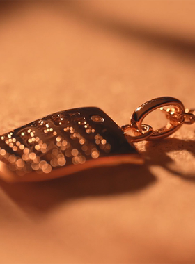 镀18k玫瑰金镶钻长方形轻奢吊坠