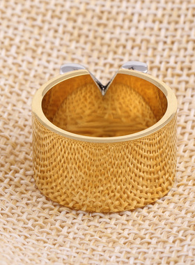 厂家 Wish亚马逊热卖V字复古个性戒指字母宽指环情侣钛钢戒指