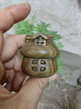阿根廷绿檀紫罗兰木雕手把件蘑菇房子小摆件4.3*4厘米