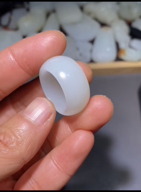 精品新疆和田玉籽料 宽版戒指 一级老熟超赞的玉种细度过灯18.5mm