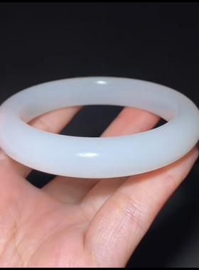 精品新疆和田玉籽料 手镯 一级白 油性和脂粉非常到位  内径55mm