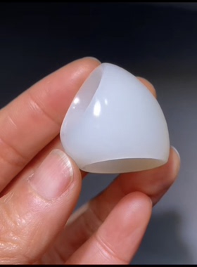 新疆和田玉籽料面包戒扳指  一级白 油性脂粉好17.6mm（港码16#）