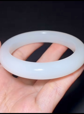 精品新疆和田玉籽料 手镯 一级白 油性和脂粉都非常到位 内径55mm