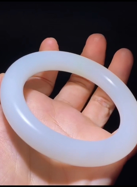 高品质新疆和田玉籽料 特色圆条手镯  局部略带一点翠色 圈口56mm