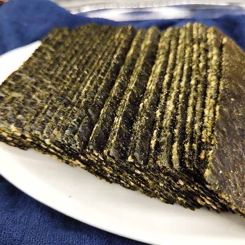 青岛芝麻海苔夹心脆片即食儿童袋装办公室零食海鲜干货小吃淯良源 - 图1