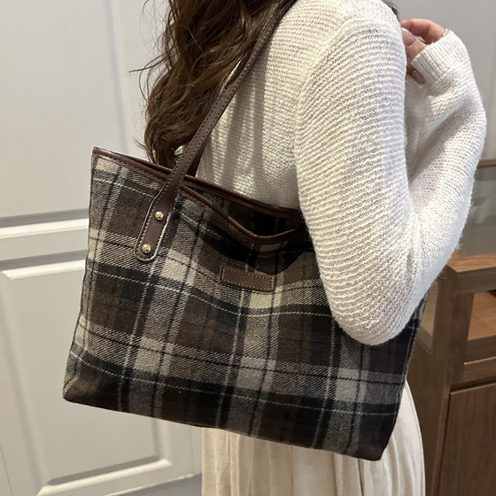 Large-capacity fashionable one-shoulder retro plaid tote bag