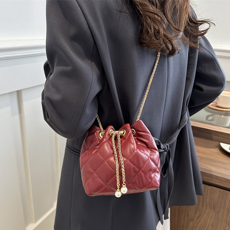 今年流行水桶包包女2024新款时尚菱格链条包高级百搭质感斜挎小包 - 图1