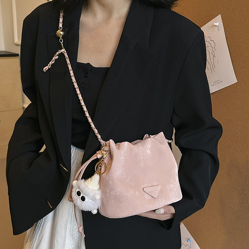 少女心桃粉斜挎水桶包女2024新款高颜值抽绳链条单肩包百搭小包包,淘宝优惠券,粉丝福利购,淘宝优惠卷
