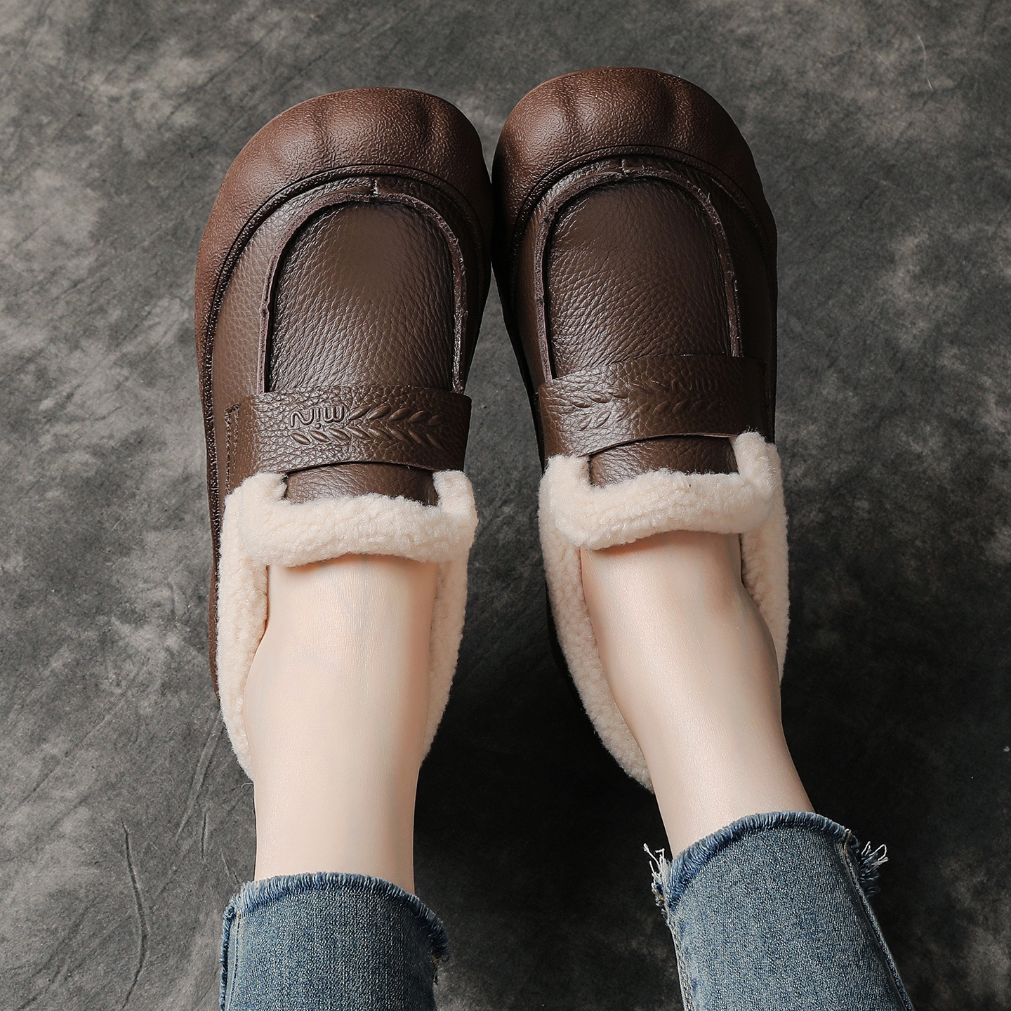 真皮妈妈鞋子超软牛筋底加绒舒适不累脚中老年皮鞋秋冬款豆豆棉鞋 - 图0