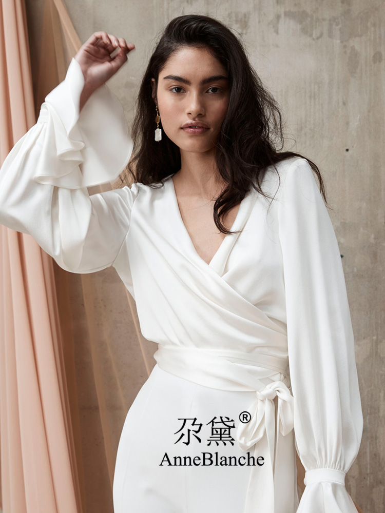 Genuine design megaphone, white wedding dress, V-neckline Genuine design megaphone, white wedding dress, V-neckline
