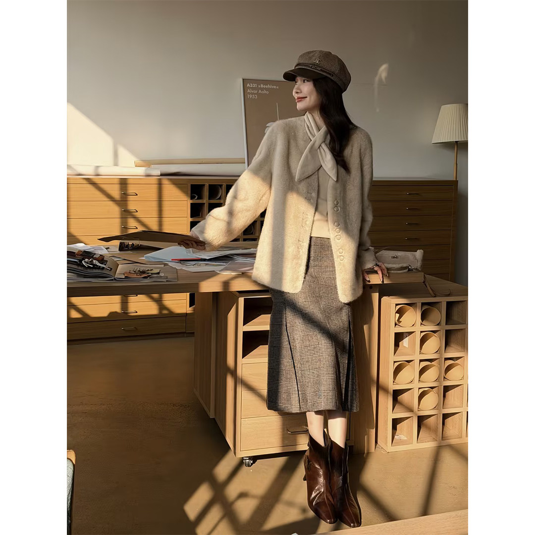 邱莹莹 HELA AOMI “银月霜华”绒感保暖斜方口袋单排扣短外套,淘宝优惠券,粉丝福利购,淘宝优惠卷