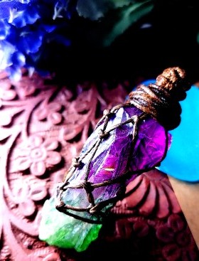 福百瑞seaglass 天然电镀紫绿水晶柱随意原石网兜蜡绳项链吊坠