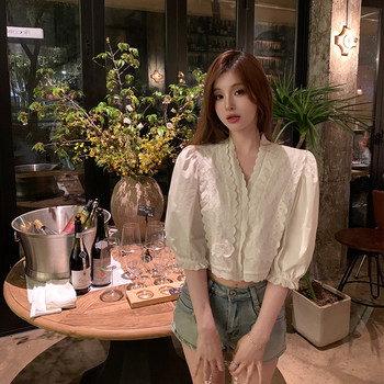 Big heart kisssis French lace ຄໍ V-neck puff sleeve shirt summer design embroidery elegant slimming short top