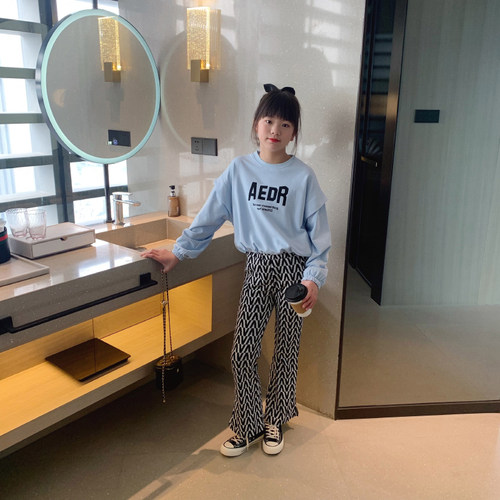 女童字母短款潮卫衣2022春装新款中大童甜酷baby蓝上衣女孩套头衫 - 图0