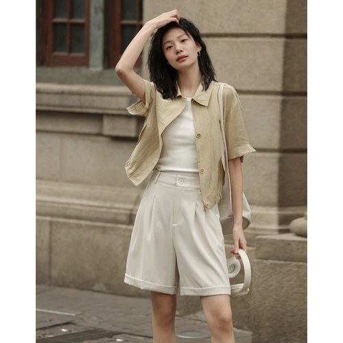 Шорты, дизайнерские белые штаны, по фигуре, свободный прямой крой, тренд сезона, яркий броский стиль