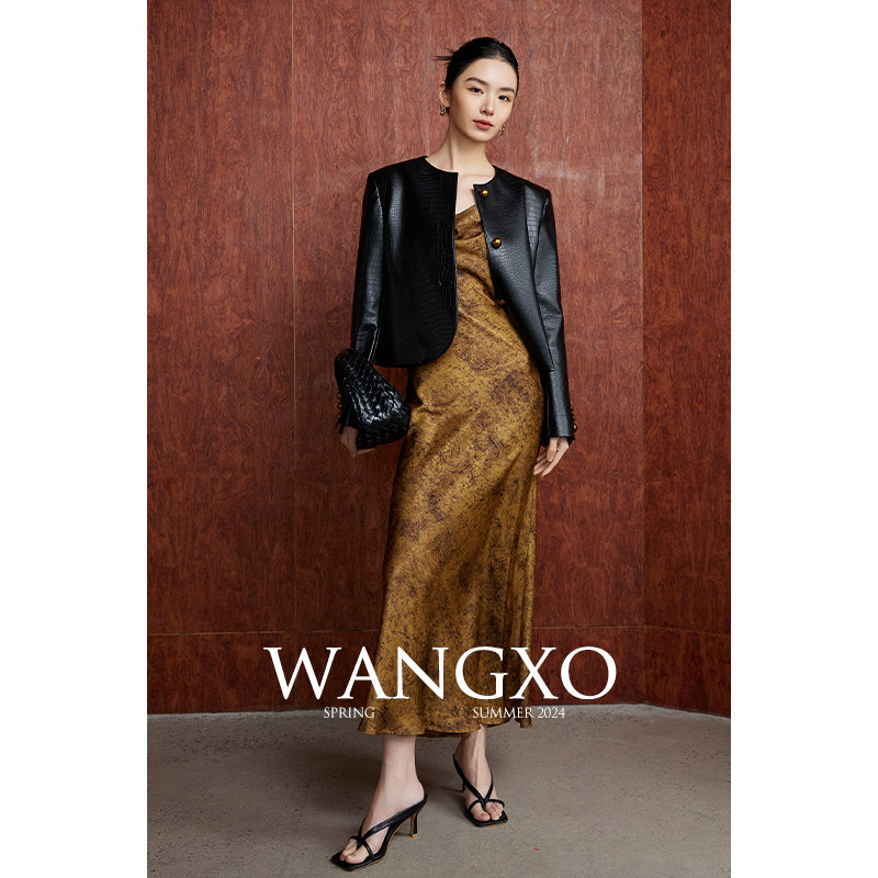 WANGXO｜细腻光泽缎面微皱肌理｜45度斜裁｜金色荡领吊带连衣裙女